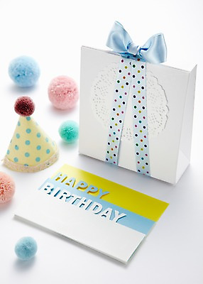 포토 JPG 스튜디오촬영 모자 기념일 리본 선물 이벤트 사람없음 선물상자 고깔모자 생일 오브젝트 국내포토 카드프레임 모자_잡화 잡화 프레임 실내 상자 파일형식