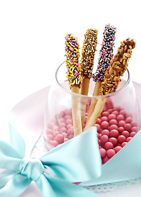 포토 JPG 스튜디오촬영 기념일 리본 포장 유리병 디저트 선물 이벤트 사람없음 과자 병 빼빼로 빼빼로데이 국내포토 식기 음식 데이이벤트 병_용기 실내 막대과자 파일형식