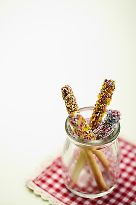 포토 JPG 스튜디오촬영 기념일 유리병 디저트 선물 이벤트 사람없음 과자 병 천 받침대 빼빼로 빼빼로데이 헝겊 국내포토 식기 음식 데이이벤트 병_용기 실내 직물 막대과자 파일형식 천_직물