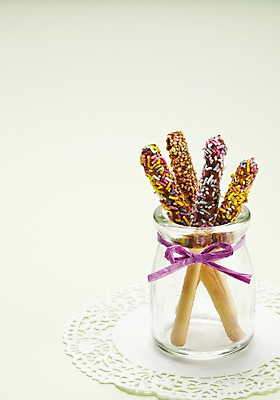 포토 JPG 스튜디오촬영 기념일 리본 유리병 디저트 선물 이벤트 사람없음 과자 병 빼빼로 빼빼로데이 국내포토 식기 음식 데이이벤트 병_용기 실내 막대과자 파일형식