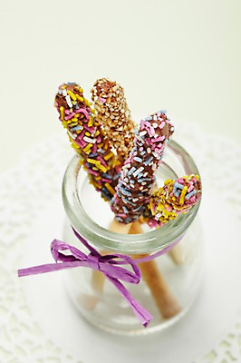 포토 JPG 스튜디오촬영 기념일 리본 유리병 디저트 선물 이벤트 사람없음 과자 병 빼빼로 빼빼로데이 국내포토 식기 음식 데이이벤트 병_용기 실내 막대과자 파일형식