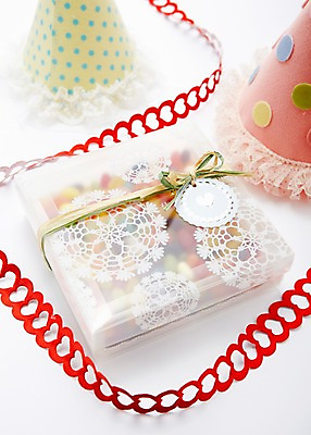 포토 JPG 스튜디오촬영 모자 기념일 사탕 선물 이벤트 사람없음 선물상자 고깔모자 끈 국내포토 모자_잡화 잡화 디저트 실내 상자 파일형식