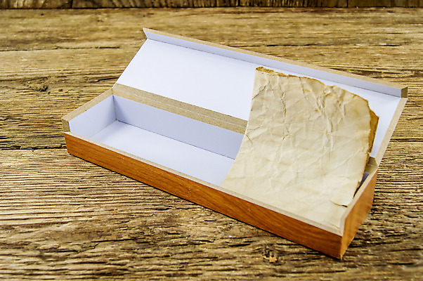 포토 JPG 해외이미지 디자인 가구 백그라운드 선물 미술 안전 사람없음 목재 장식 상자 갈색 금속 수확 골동품 뚜껑 흰색 오픈 역사 재산 작음 신비 컨테이너 비밀 보석 소중 오브젝트 싱글 복고 잠금 수납 해적 보물 고립 궤 수목 옛날 장식함 해외202004 해외202105 해외포토 나무 산업 컬러 생활용품 컨셉 농업 재료 재질 문화예술 금융 크기 광석 도둑 보안 파일형식