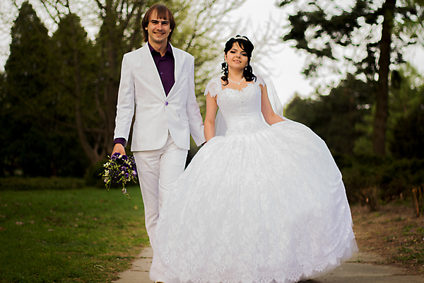 포토 JPG 해외이미지 나무 백인 커플 드레스 공원 행복 결혼 백그라운드 잎 결혼식 갈색머리 관리 그림자 사랑 서기 미소 정장 성인 야외 두명 초록색 여름 걷기 맑음 낭만 흰색 베일 곁눈질 스타일 해외202004 해외202105 해외포토 서양인 식물 헤어스타일 옷 계절 공공시설 감정 컬러 컨셉 관계 모션 날씨 표정 사람 이벤트 파일형식