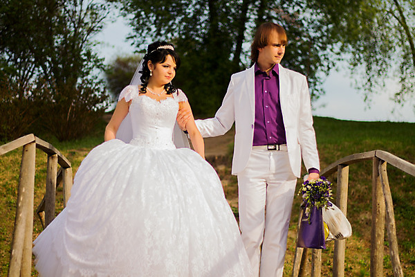 포토 JPG 해외이미지 헤어스타일 손 커플 드레스 여자 꽃 행복 얼굴 분홍색 꽃다발 결혼 결혼식 수염 사랑 사람 이벤트 성인 두명 금발 장미 노란색 흰색 등불 우아함 은색 보석 약혼 라트비아 리가 해외202004 해외202105 해외포토 식물 옷 감정 컬러 컨셉 관계 조명 북유럽 신체부위 광석 약속 파일형식