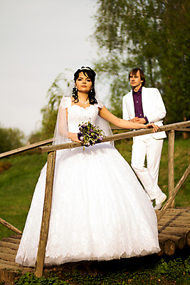 포토 JPG 해외이미지 헤어스타일 손 커플 드레스 여자 꽃 행복 얼굴 분홍색 꽃다발 결혼 결혼식 수염 사랑 사람 이벤트 성인 두명 금발 장미 노란색 흰색 등불 우아함 은색 보석 약혼 라트비아 리가 해외202004 해외202105 해외포토 식물 옷 감정 컬러 컨셉 관계 조명 북유럽 신체부위 광석 약속 파일형식