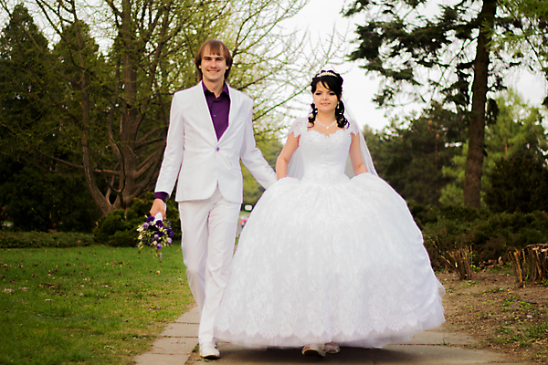 포토 JPG 해외이미지 나무 백인 커플 드레스 공원 행복 결혼 백그라운드 잎 결혼식 갈색머리 관리 그림자 사랑 서기 미소 정장 성인 야외 두명 초록색 여름 걷기 맑음 낭만 흰색 베일 곁눈질 스타일 해외202004 해외202105 해외포토 서양인 식물 헤어스타일 옷 계절 공공시설 감정 컬러 컨셉 관계 모션 날씨 표정 사람 이벤트 파일형식