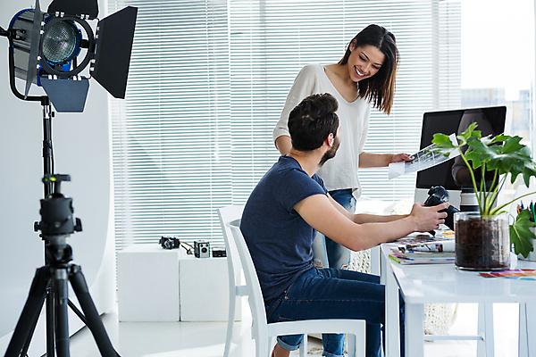 포토 JPG 해외이미지 백인 직업 라이프스타일 응시 여자 남자 행복 의자 비즈니스 청소년 기술 창조 대화 사람 앉기 20대 캐주얼 컴퓨터 카메라 활발 장비 잡기 업무 작업 디지털카메라 사진사 책상 동료 전자 스포트라이트 소통 혼혈 해외202105 해외포토 서양인 시선 옷 감정 가구 컨셉 관계 모션 말하기 청년 생활 전자제품 작가 다문화 파일형식