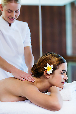 포토 JPG 해외이미지 백인 라이프스타일 여자 행복 엎드리기 휴식 실내 미소 성인 두명 30대 스파 마사지 테라피 안마사 치료사 성인여자만 해외202105 해외포토 서양인 직업 감정 컨셉 모션 표정 사람 내부 생활 장년 뷰티 여자만 성인만 파일형식