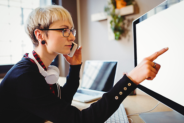 포토 JPG 해외이미지 백인 직업 여자 안경 비즈니스 통신 무선통신 직장 기술 실내 말하기 대화 앉기 손짓 성인 사람없음 그래픽 캐주얼 30대 노트북 스마트폰 핸드폰 컴퓨터 금발 사무실 스크린 모니터 헤드폰 외침 터치 키보드 잡기 쥐 연결 시원함 토론 집중 전자 예술가 통화 소통 그래픽디자이너 스타일 해외202105 해외포토 서양인 헤어스타일 잡화 옷 음향기기 컨셉 회사 모션 사람 내부 장년 전자제품 스마트기기 소리 설치류 디자이너 파일형식