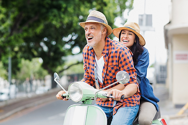 포토 JPG 해외이미지 백인 모자 라이프스타일 커플 여자 남자 행복 교통수단 중년 50대 관계 교통시설 청소년 휴가 함께함 사랑 미소 앉기 20대 사람없음 야외 캐주얼 유행 기쁨 낭만 스쿠터 승차 즐거움 흥분 시티라이프 히스패닉 스타일 정확 해외202105 해외포토 서양인 잡화 옷 감정 교통 컨셉 모션 표정 사람 청년 성인 생활 오토바이 시설 파일형식