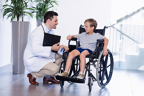 포토 JPG 해외이미지 백인 직업 남자 행복 어린이 유니폼 통신 청진기 의료기기 청소년 병원 대화 서기 앉기 소년 20대 사람없음 캐주얼 건강관리 중국 우정 환자 의사 잡기 실험복 복도 결합 장애인 휠체어 걱정 보고서 준비 장애 소통 서류판 지원 접근 해외202105 해외포토 서양인 옷 감정 아시아 컨셉 의학 모션 건강 관리 말하기 사람 청년 친구 사무용품 의료진 가운 파일형식