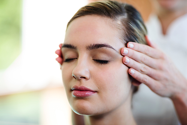 포토 JPG 해외이미지 백인 라이프스타일 손 여자 여유 얼굴 휴식 한명 앉기 상반신 성인 야외 아웃포커스 신체부위 30대 수건 눈감음 스파 마사지 지압 안마사 성인여자만 성인여자한명만 해외202105 해외포토 서양인 1 감정 컨셉 모션 촬영기법 사람 생활 장년 위생용품 여자만 여자한명만 성인만 파일형식