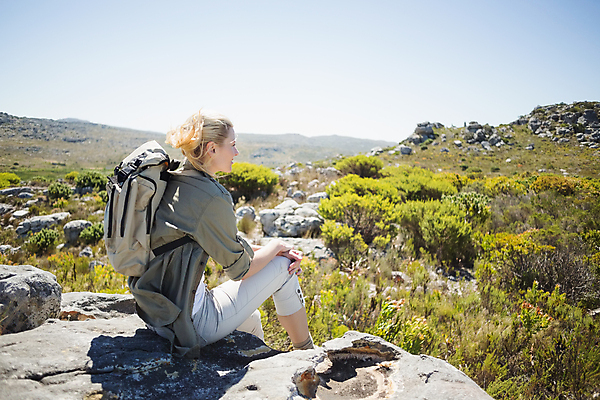포토 JPG 해외이미지 백인 라이프스타일 여자 행복 배낭 청소년 자연 하늘 휴가 휴식 산 건강 한명 앉기 20대 야외 햇빛 환경 맑음 하이킹 장비 자유 탐험 도전 시골 모험가 도피 단절 무료 카피스페이스 해외202105 해외포토 서양인 1 감정 컨셉 가방 모션 레저 날씨 사람 청년 생활 태양 공백 생태계 파일형식