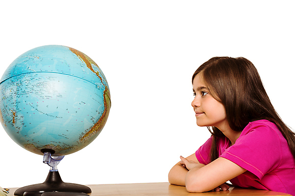 포토 JPG 해외이미지 백인 학생 응시 여자 교육 행복 지구 어린이 지도 학교 초등학교 한명 미소 학습 세계 지구본 유치원 행성 자르기 흰배경 개발 고립 지리 초보 해외202105 해외포토 서양인 1 시선 감정 백그라운드 모션 표정 사람 우주 흰색 파일형식