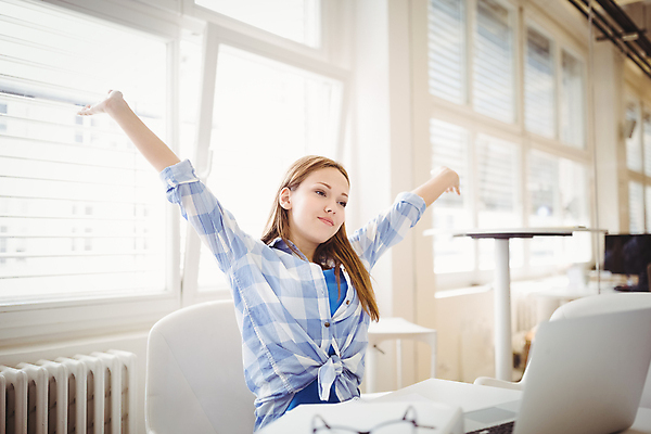 포토 JPG 해외이미지 백인 직업 여자 행복 의자 비즈니스 통신 창문 성공 팔벌리기 무선통신 실내 앉기 사람없음 10대 캐주얼 노트북 컴퓨터 사무실 비즈니스우먼 자신감 스마트 필승 해외202105 해외포토 서양인 옷 감정 가구 컨셉 모션 청소년 사람 내부 전자제품 우승 직장인 파일형식