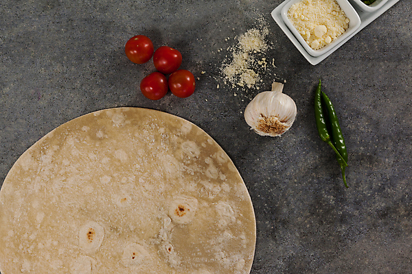 포토 JPG 해외이미지 스튜디오촬영 전통 채소 재료 방울토마토 회색배경 피자 패스트푸드 함께함 마늘 요리 사람없음 목재 활발 신선 고명 사발 맛 정크푸드 결합 굽기 준비 반죽 토핑 칼로리 성분 돌봄 해로움 핸드메이드 맛있는 정확 해외202105 해외포토 나무 백그라운드 컨셉 토마토 모션 서양음식 실내 회색 사기그릇 인스턴트 구이 파일형식