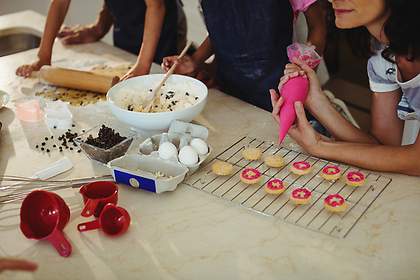포토 JPG 해외이미지 백인 라이프스타일 여자 남자 딸 아들 어린이 가정 가족 관계 엄마 아파트 주택 함께함 건강 사랑 미소 소년 성인 사람없음 장식 30대 부모 쿠키 주방 계란 얼음 앞치마 사발 결합 준비 반죽 밀가루 밀대 버터 섞기 혼혈 정확 해외202105 해외포토 자연요소 서양인 감정 컨셉 주방용품 디저트 표정 사람 건물 생활 장년 알 사기그릇 가루 다문화 파일형식