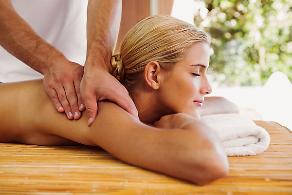 포토 JPG 해외이미지 백인 라이프스타일 손 웰빙 여자 여유 엎드리기 휴식 실내 한명 상반신 20대 성인 신체부위 수건 스파 마사지 어깨 테라피 안마사 성인여자한명만 해외202105 해외포토 서양인 1 감정 컨셉 모션 사람 청년 내부 생활 위생용품 뷰티 여자한명만 성인여자만 파일형식