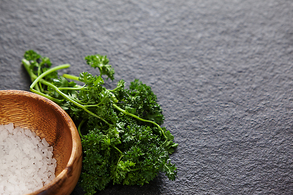 포토 JPG 해외이미지 재료 쟁반 요리 사람없음 목재 초록색 흰색 신선 양념 조미료 사발 맛 허브 준비 소금 레시피 내추럴 목판 생식 짠맛 해외202105 해외포토 나무 식물 컬러 컨셉 사기그릇 향미료 파일형식