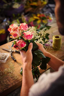 포토 JPG 해외이미지 식물 백인 직업 남자 꽃 줄기 분홍색 잎 비즈니스 청소년 탁자 실내 20대 사람없음 장식 장미 신선 잡기 작업 다발 배열 꽃집 서비스 준비 소매 주인 해외202105 해외포토 서양인 컬러 가구 모션 사람 청년 내부 상점 파일형식