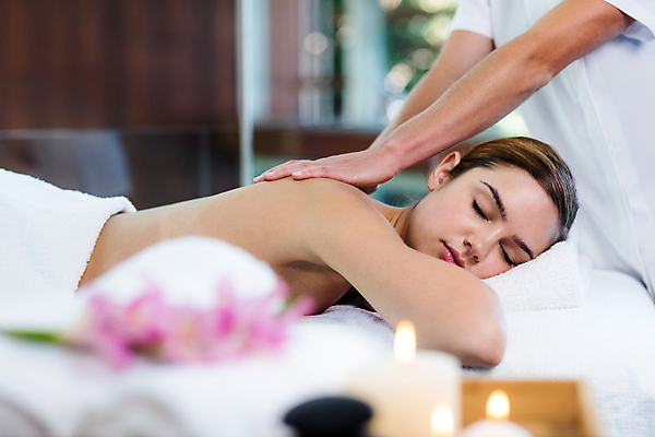 포토 JPG 해외이미지 백인 라이프스타일 손 여자 꽃 행복 엎드리기 휴식 실내 미소 상반신 성인 두명 옆모습 신체부위 30대 수건 스파 마사지 안마사 성인여자만 해외202105 해외포토 서양인 식물 감정 뷰포인트 컨셉 모션 표정 사람 내부 생활 장년 위생용품 여자만 성인만 파일형식