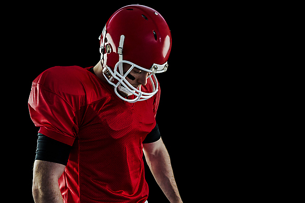 포토 JPG 해외이미지 백인 남자 스포츠 청소년 검은배경 축구선수 한명 20대 빨간색 운동복 힘 장비 찡그림 헬멧 결심 집중 고립 심각 쿼터백 페이스페인팅 내려보기 해외202105 해외포토 서양인 1 옷 컬러 백그라운드 컨셉 모션 운동선수 표정 사람 청년 검은색 축구 보호장비 파일형식