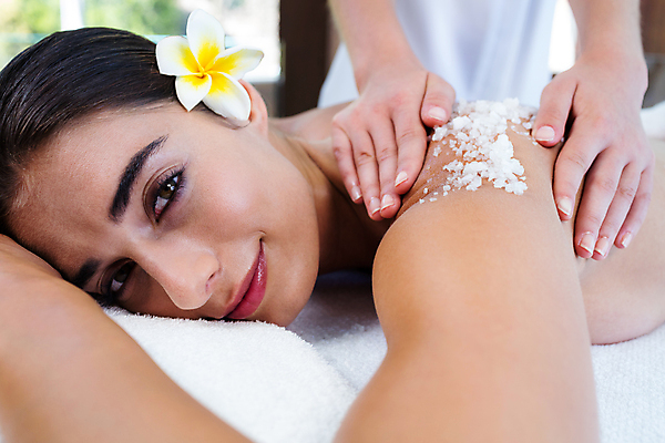 포토 JPG 해외이미지 백인 라이프스타일 손 여자 꽃 여유 엎드리기 휴식 실내 한명 상반신 20대 성인 신체부위 수건 스파 마사지 안마사 성인여자한명만 입욕소금 해외202105 해외포토 서양인 식물 1 감정 컨셉 모션 사람 청년 내부 생활 위생용품 미용용품 소금 여자한명만 성인여자만 파일형식