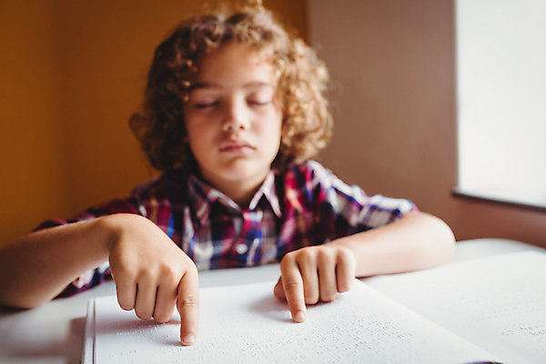 포토 JPG 해외이미지 라이프스타일 남자 어린이 실내 초등학교 한명 소년 상반신 앞모습 학습 독서 책상 시각장애인 점자 손짚기 소년한명만 점자책 해외202105 해외포토 1 교육 뷰포인트 가구 학교 사람 손짓 내부 생활 책 장애인 남자한명만 소년만 파일형식