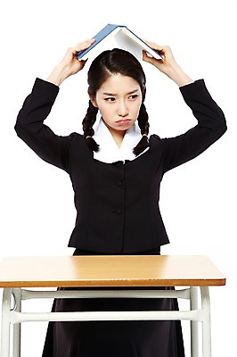 포토 JPG 스튜디오촬영 학생 라이프스타일 응시 여학생 여자 교육 교복 청소년 양갈래머리 여고생 고등학생 수업 교재 땋은머리 실내 한명 들기 누끼 사람 앉기 동양인 한글 앞모습 10대 책 청춘 독서 스쿨라이프 손들기 한국인 찡그림 추억 체벌 꾸지람 책상 복고 학창시절 머리위 국어교육 벌서기 여자만 여자한명만 십대만 십대여자만 십대여자한명만 국내포토 문자 1 헤어스타일 시선 옷 뷰포인트 가구 컨셉 학교 모션 표정 인종 내부 생활 파일형식