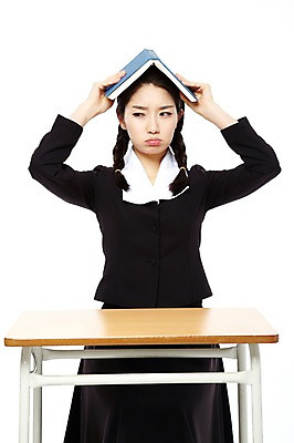 포토 JPG 스튜디오촬영 학생 라이프스타일 응시 여학생 여자 교육 교복 청소년 양갈래머리 여고생 고등학생 수업 교재 땋은머리 실내 한명 들기 누끼 사람 앉기 동양인 한글 앞모습 10대 책 청춘 독서 스쿨라이프 손들기 한국인 찡그림 추억 체벌 꾸지람 책상 복고 학창시절 머리위 국어교육 벌서기 여자만 여자한명만 십대만 십대여자만 십대여자한명만 국내포토 문자 1 헤어스타일 시선 옷 뷰포인트 가구 컨셉 학교 모션 표정 인종 내부 생활 파일형식