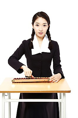 포토 JPG 스튜디오촬영 학생 라이프스타일 여학생 여자 교육 교복 청소년 양갈래머리 여고생 고등학생 수업 땋은머리 실내 한명 누끼 사람 동양인 앞모습 10대 청춘 스쿨라이프 한국인 주판 수학 계산 추억 책상 복고 학창시절 수학교육 산수시간 주산 여자만 여자한명만 십대만 십대여자만 십대여자한명만 국내포토 1 헤어스타일 옷 뷰포인트 가구 컨셉 교과목 학교 인종 내부 생활 계산기 파일형식