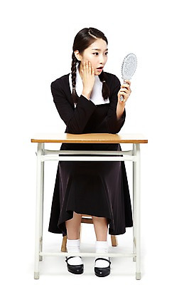 포토 JPG 스튜디오촬영 전신 학생 라이프스타일 응시 여학생 여자 교복 청소년 양갈래머리 여고생 고등학생 땋은머리 실내 한명 들기 누끼 사람 앉기 동양인 앞모습 10대 청춘 뷰티 스쿨라이프 거울 한국인 추억 책상 피부관리 복고 손거울 학창시절 사춘기 여자만 여자한명만 십대만 십대여자만 십대여자한명만 국내포토 1 헤어스타일 시선 옷 뷰포인트 가구 컨셉 학교 모션 인종 내부 생활 파일형식