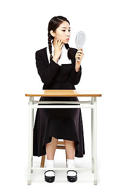 포토 JPG 스튜디오촬영 전신 학생 라이프스타일 응시 여학생 여자 교복 청소년 양갈래머리 여고생 고등학생 땋은머리 실내 한명 들기 누끼 사람 앉기 동양인 앞모습 10대 청춘 뷰티 스쿨라이프 거울 한국인 추억 책상 피부관리 복고 손거울 학창시절 사춘기 여자만 여자한명만 십대만 십대여자만 십대여자한명만 국내포토 1 헤어스타일 시선 옷 뷰포인트 가구 컨셉 학교 모션 인종 내부 생활 파일형식