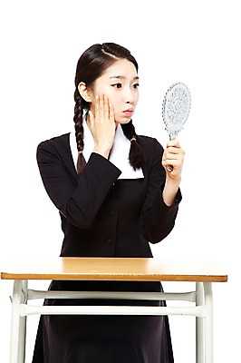 포토 JPG 스튜디오촬영 학생 라이프스타일 응시 여학생 여자 교복 청소년 양갈래머리 여고생 고등학생 땋은머리 실내 한명 들기 누끼 사람 앉기 동양인 앞모습 10대 청춘 뷰티 스쿨라이프 거울 한국인 추억 책상 고민 피부관리 복고 손거울 학창시절 사춘기 피부트러블 여자만 여자한명만 십대만 십대여자만 십대여자한명만 국내포토 1 헤어스타일 시선 옷 감정 뷰포인트 가구 컨셉 학교 모션 인종 내부 생활 피부질환 파일형식