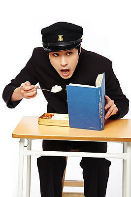 포토 JPG 스튜디오촬영 모자 학생 라이프스타일 응시 남자 교복 음식 남학생 청소년 고등학생 수업 교재 실내 한명 누끼 사람 앉기 동양인 앞모습 10대 책 청춘 스쿨라이프 숟가락 식사 한국인 가림 추억 먹기 책상 복고 도시락 학창시절 점심 점심식사 도시락까먹기 남자만 남자한명만 십대만 십대남자만 십대남자한명만 국내포토 1 시선 잡화 옷 교육 뷰포인트 가구 컨셉 학교 모션 수저 인종 내부 생활 파일형식