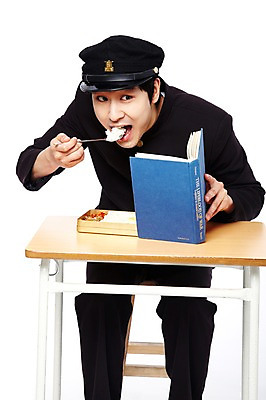 포토 JPG 스튜디오촬영 모자 학생 라이프스타일 응시 남자 교복 음식 남학생 청소년 고등학생 수업 교재 실내 한명 누끼 사람 앉기 동양인 앞모습 10대 책 청춘 스쿨라이프 숟가락 식사 한국인 가림 추억 먹기 책상 복고 도시락 학창시절 점심 점심식사 도시락까먹기 남자만 남자한명만 십대만 십대남자만 십대남자한명만 국내포토 1 시선 잡화 옷 교육 뷰포인트 가구 컨셉 학교 모션 수저 인종 내부 생활 파일형식