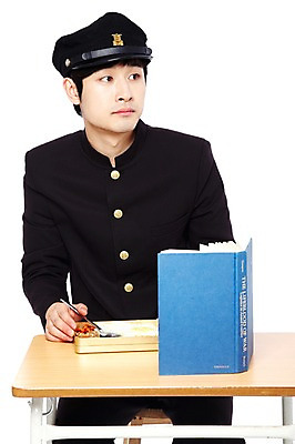 포토 JPG 스튜디오촬영 모자 학생 라이프스타일 응시 남자 교복 음식 남학생 청소년 고등학생 수업 교재 실내 한명 누끼 사람 앉기 동양인 앞모습 10대 책 청춘 스쿨라이프 숟가락 식사 한국인 가림 추억 책상 복고 도시락 학창시절 점심 점심식사 도시락까먹기 남자만 남자한명만 십대만 십대남자만 십대남자한명만 국내포토 1 시선 잡화 옷 교육 뷰포인트 가구 컨셉 학교 모션 수저 인종 내부 생활 먹기 파일형식