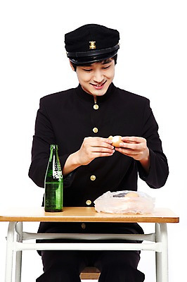 포토 JPG 스튜디오촬영 모자 학생 라이프스타일 남자 교복 음료 음식 남학생 의자 청소년 고등학생 디저트 실내 한명 미소 웃음 들기 누끼 사람 앉기 동양인 앞모습 10대 청춘 스쿨라이프 계란 한국인 추억 병 책상 복고 학창시절 군것질 삶은계란 사이다 남자만 남자한명만 십대만 십대남자만 십대남자한명만 국내포토 1 식기 잡화 옷 뷰포인트 가구 컨셉 학교 모션 표정 인종 내부 생활 알 계란요리 파일형식