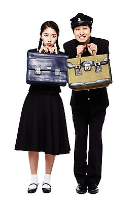 포토 JPG 스튜디오촬영 전신 모자 학생 라이프스타일 여학생 여자 남자 교복 남학생 가방 모션 청소년 양갈래머리 여고생 고등학생 책가방 땋은머리 실내 서기 미소 웃음 들기 누끼 사람 동양인 두명 앞모습 10대 친구 청춘 스쿨라이프 우정 한국인 추억 복고 등교 하교 학창시절 이성교제 십대만 국내포토 헤어스타일 잡화 옷 뷰포인트 컨셉 학교 관계 표정 인종 내부 생활 등하교 파일형식