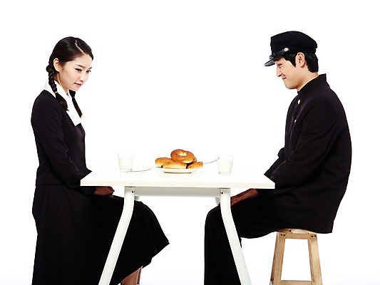 포토 JPG 스튜디오촬영 모자 학생 라이프스타일 접시 여학생 여자 남자 교복 음식 남학생 빵 포크 의자 청소년 탁자 양갈래머리 여고생 고등학생 잔 땋은머리 실내 미소 웃음 누끼 사람 앉기 동양인 두명 옆모습 10대 컵 친구 청춘 스쿨라이프 마주보기 모임 한국인 추억 수줍음 복고 학창시절 이성교제 십대만 국내포토 헤어스타일 식기 잡화 옷 감정 뷰포인트 가구 컨셉 학교 관계 모션 표정 인종 내부 생활 파일형식