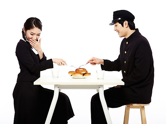 포토 JPG 스튜디오촬영 모자 학생 라이프스타일 접시 여학생 여자 남자 교복 음식 남학생 빵 포크 의자 청소년 탁자 양갈래머리 여고생 고등학생 잔 땋은머리 실내 미소 웃음 누끼 사람 앉기 동양인 두명 옆모습 10대 컵 친구 청춘 스쿨라이프 마주보기 모임 한국인 추억 수줍음 복고 학창시절 이성교제 십대만 국내포토 헤어스타일 식기 잡화 옷 감정 뷰포인트 가구 컨셉 학교 관계 모션 표정 인종 내부 생활 파일형식