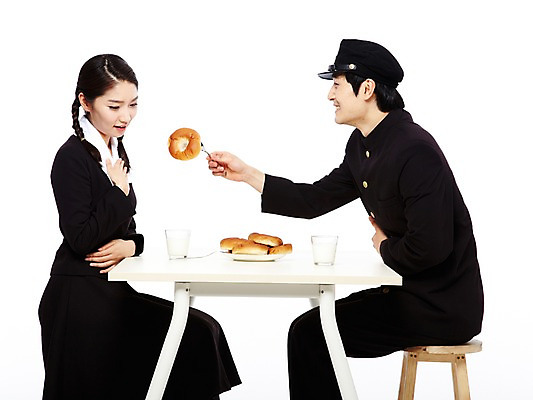 포토 JPG 스튜디오촬영 모자 학생 라이프스타일 접시 여학생 여자 남자 교복 음식 남학생 빵 포크 의자 청소년 탁자 양갈래머리 여고생 고등학생 잔 땋은머리 실내 미소 웃음 누끼 사람 앉기 동양인 두명 옆모습 10대 컵 친구 청춘 스쿨라이프 마주보기 모임 한국인 추억 수줍음 먹여주기 복고 학창시절 이성교제 십대만 국내포토 헤어스타일 식기 잡화 옷 감정 뷰포인트 가구 컨셉 학교 관계 모션 표정 인종 내부 생활 먹기 파일형식