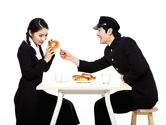 포토 JPG 스튜디오촬영 모자 학생 라이프스타일 접시 여학생 여자 남자 교복 음식 남학생 빵 포크 의자 청소년 탁자 양갈래머리 여고생 고등학생 잔 땋은머리 실내 미소 웃음 누끼 사람 앉기 동양인 두명 옆모습 10대 컵 친구 청춘 스쿨라이프 마주보기 모임 한국인 추억 수줍음 먹기 먹여주기 복고 학창시절 이성교제 십대만 국내포토 헤어스타일 식기 잡화 옷 감정 뷰포인트 가구 컨셉 학교 관계 모션 표정 인종 내부 생활 파일형식