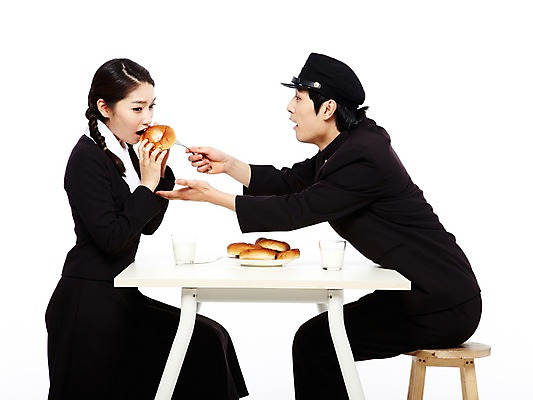 포토 JPG 스튜디오촬영 모자 학생 라이프스타일 접시 여학생 여자 남자 교복 음식 남학생 빵 포크 의자 청소년 탁자 양갈래머리 여고생 고등학생 잔 땋은머리 실내 누끼 사람 앉기 동양인 두명 옆모습 10대 컵 친구 청춘 스쿨라이프 마주보기 모임 한국인 추억 수줍음 먹기 먹여주기 복고 학창시절 이성교제 십대만 국내포토 헤어스타일 식기 잡화 옷 감정 뷰포인트 가구 컨셉 학교 관계 모션 인종 내부 생활 파일형식