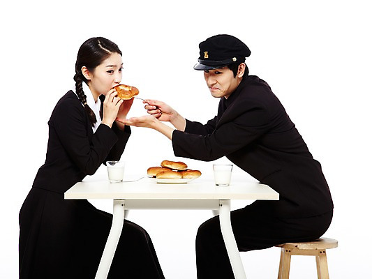 포토 JPG 스튜디오촬영 모자 학생 라이프스타일 접시 여학생 여자 남자 교복 음식 남학생 빵 포크 의자 청소년 탁자 양갈래머리 여고생 고등학생 잔 땋은머리 실내 누끼 사람 앉기 동양인 두명 옆모습 10대 컵 친구 청춘 스쿨라이프 마주보기 모임 한국인 추억 수줍음 먹기 먹여주기 복고 학창시절 이성교제 십대만 국내포토 헤어스타일 식기 잡화 옷 감정 뷰포인트 가구 컨셉 학교 관계 모션 인종 내부 생활 파일형식