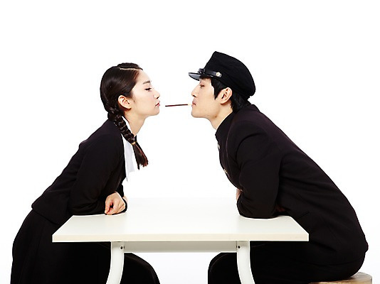 포토 JPG 스튜디오촬영 모자 학생 라이프스타일 여학생 여자 남자 교복 남학생 청소년 놀이 탁자 양갈래머리 여고생 고등학생 땋은머리 실내 누끼 사람 앉기 동양인 두명 옆모습 10대 친구 청춘 스쿨라이프 마주보기 과자 모임 한국인 게임 추억 먹기 복고 학창시절 빼빼로 빼빼로게임 이성교제 십대만 국내포토 헤어스타일 잡화 옷 뷰포인트 가구 컨셉 학교 관계 모션 디저트 인종 내부 생활 막대과자 파일형식