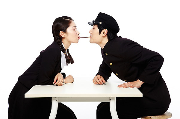 포토 JPG 스튜디오촬영 모자 학생 라이프스타일 여학생 여자 남자 교복 남학생 청소년 놀이 탁자 양갈래머리 여고생 고등학생 땋은머리 실내 누끼 사람 앉기 동양인 두명 옆모습 10대 친구 청춘 스쿨라이프 마주보기 과자 모임 한국인 게임 추억 먹기 복고 학창시절 빼빼로 빼빼로게임 이성교제 십대만 국내포토 헤어스타일 잡화 옷 뷰포인트 가구 컨셉 학교 관계 모션 디저트 인종 내부 생활 막대과자 파일형식