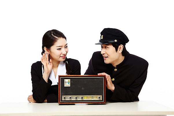 포토 JPG 스튜디오촬영 모자 학생 라이프스타일 여학생 여자 남자 교복 음악 남학생 음향기기 청소년 양갈래머리 여고생 고등학생 땋은머리 실내 미소 웃음 누끼 사람 동양인 상반신 두명 앞모습 10대 친구 청춘 스쿨라이프 음악감상 감상 듣기 가전제품 한국인 추억 책상 라디오 복고 학창시절 라디오방송 십대만 국내포토 헤어스타일 잡화 옷 뷰포인트 가구 컨셉 학교 관계 모션 문화예술 표정 인종 내부 생활 전자제품 파일형식