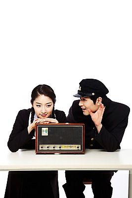 포토 JPG 스튜디오촬영 모자 학생 라이프스타일 여학생 여자 남자 교복 음악 남학생 음향기기 청소년 양갈래머리 여고생 고등학생 땋은머리 실내 미소 웃음 누끼 사람 앉기 동양인 두명 앞모습 10대 친구 청춘 스쿨라이프 음악감상 감상 듣기 가전제품 한국인 추억 책상 라디오 복고 학창시절 라디오방송 십대만 국내포토 헤어스타일 잡화 옷 뷰포인트 가구 컨셉 학교 관계 모션 문화예술 표정 인종 내부 생활 전자제품 파일형식